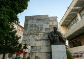 Monumento in strada pedonale a Koritza