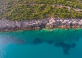 Rocce e vegetazione sulla costa Ionica della Gjipe